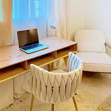 Beautiful 2 Bedroom App, Walking Distance From Congress Lägenhet