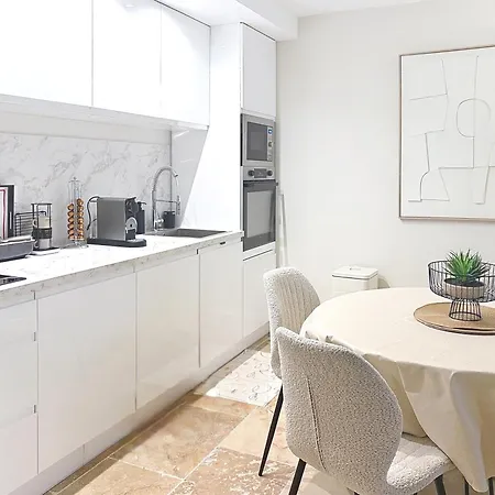 Beautiful 2 Bedroom App, Walking Distance From Congress * Cannes